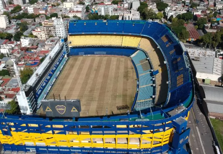 La Bombonera de Boca Juniors hoy, luego de más de 25 días desde que se paralizaran los torneos de fútbol como consecuencia del Covid-19. EFE