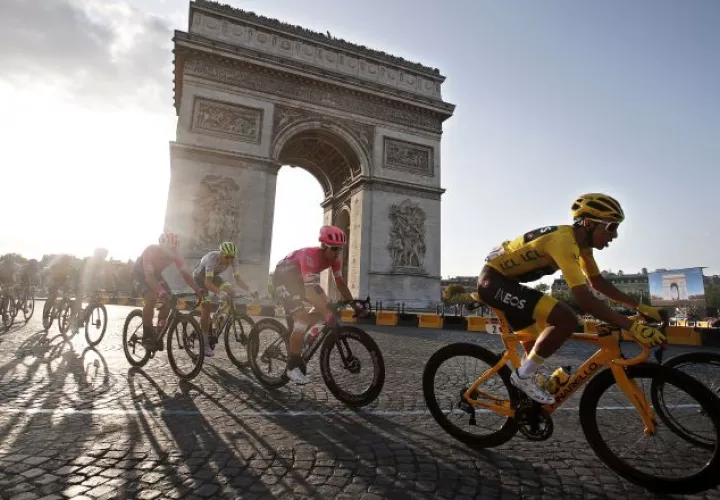 Egan Bernal de amarillo es el actual campeón del Tour de Francia. AP