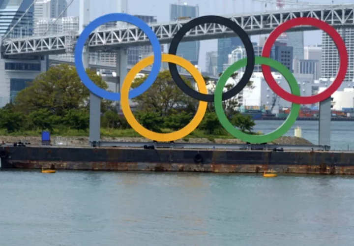 Los anillos olímpicos en el distrito Odaiba de Tokio, Japón. AP