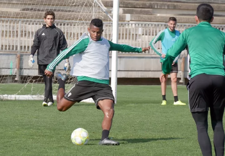 Fidel Escobar defensa central de Córdoba CF. Foto: @CFCordoba
