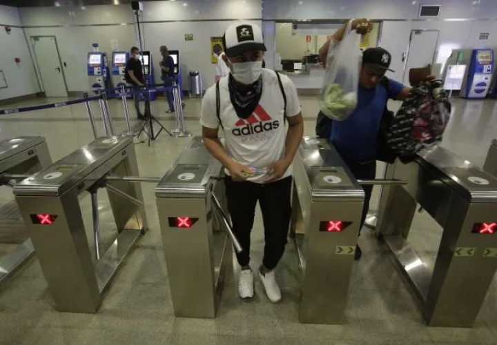 El flujo de pasajeros por las dos líneas del Metro de Panamá se ha reducido drásticamente. 