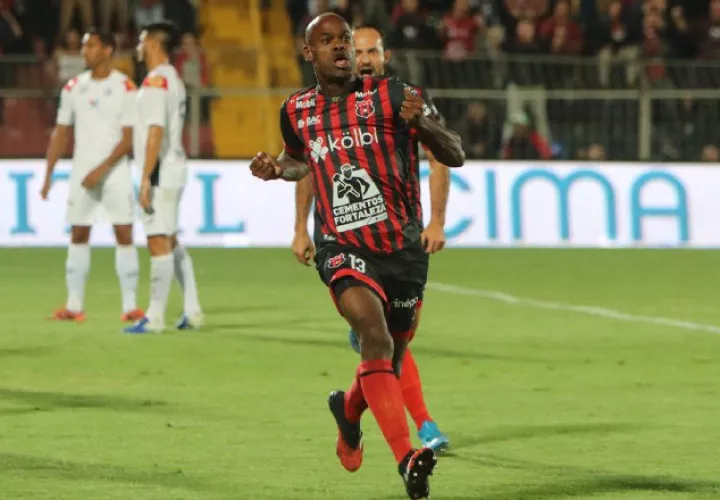 Adolfo Machado, defensa central de la Liga Alajuelense. Foto: @ldacr