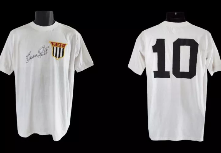Camiseta, usada y firmada por Pelé. EFE