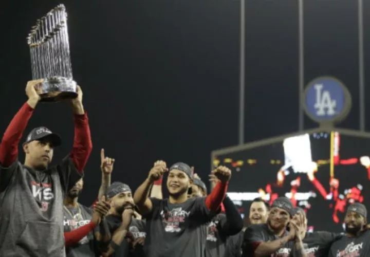 Alex Cora (izq.I) expiloto de los Medias Rojas fue suspendido. Foto:AP