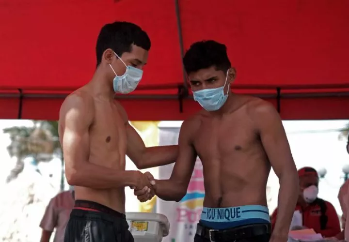 Dos jóvenes boxeadores se saludan después de realizar un cara a cara durante el pesaje oficial de la pelada realizada en Managua. EFE