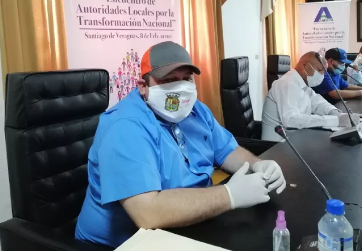 El viernes 24 de abril, varios alcaldes viajaron a Santiago para buscar alternativas para continuar con sus labores. Cortesía