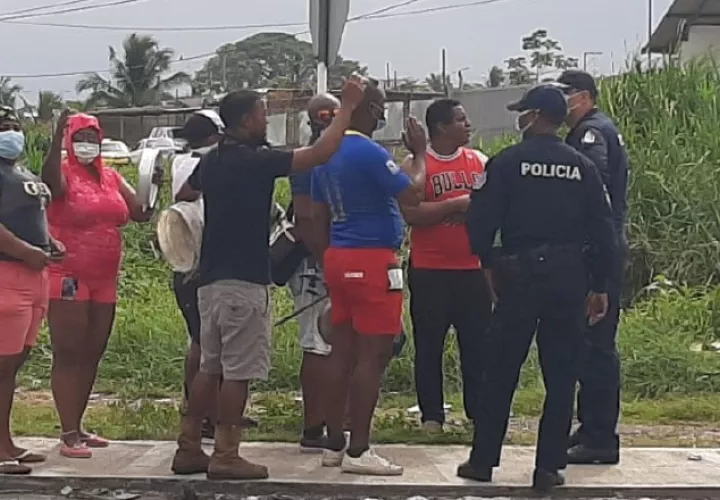 Policía revisa salvoconductos en retenes. 