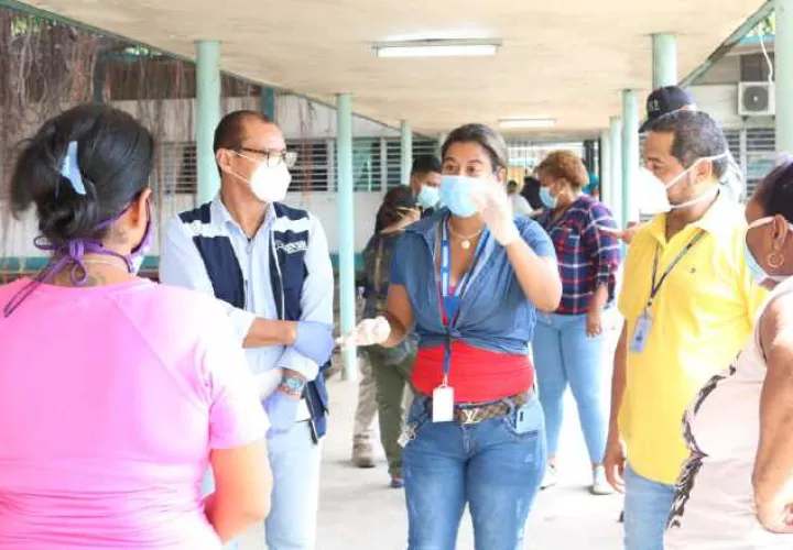 Autoridades conversan con las voceras de los hogares del Cefere. Mingob