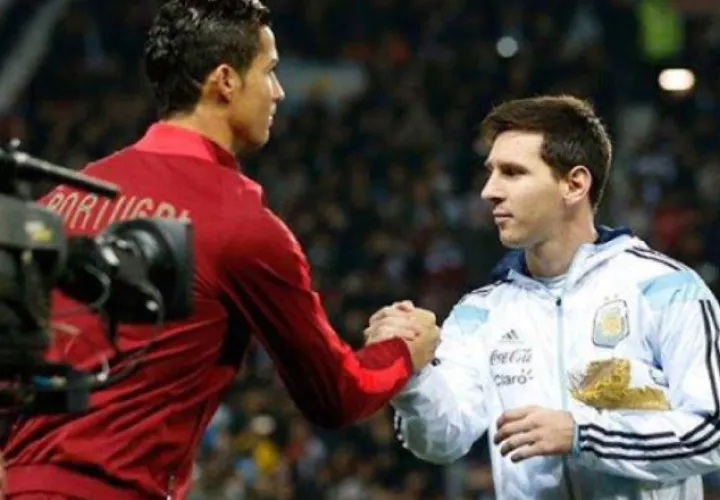 Cristiano Ronaldo y Messi se saludan.  Foto:AP