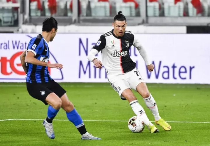 Cristiano Ronaldo (der.) en un partido  de la Juventus contra el Inter. Foto:AP