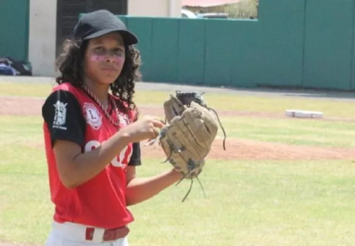  Ámbar Córdoba lanza y juega en la segunda base. Cortesía