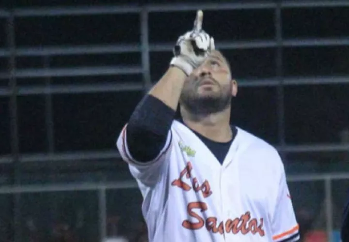 El santeño Javier "Yuma" Domínguez festeja un cuadrangular. Foto:Epasa