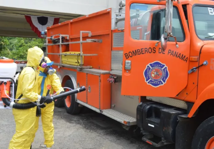 Bomberos hacen labores para desinfectar los autos y las estaciones a nivel nacional. Cortesía