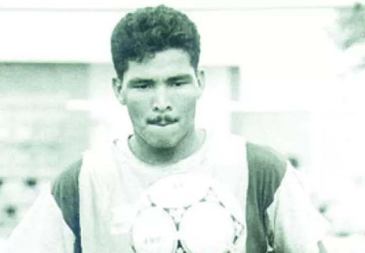 3- Rommel Fernández controla el balón