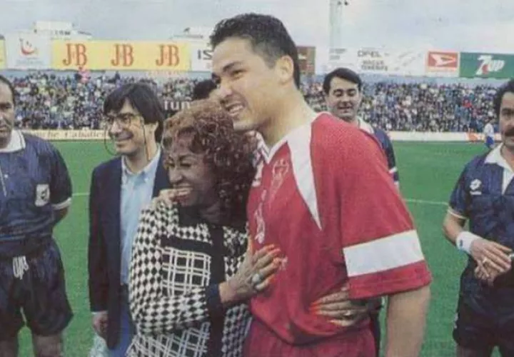 4-  Rommel le gustaba la salsa, con Celia Cruz