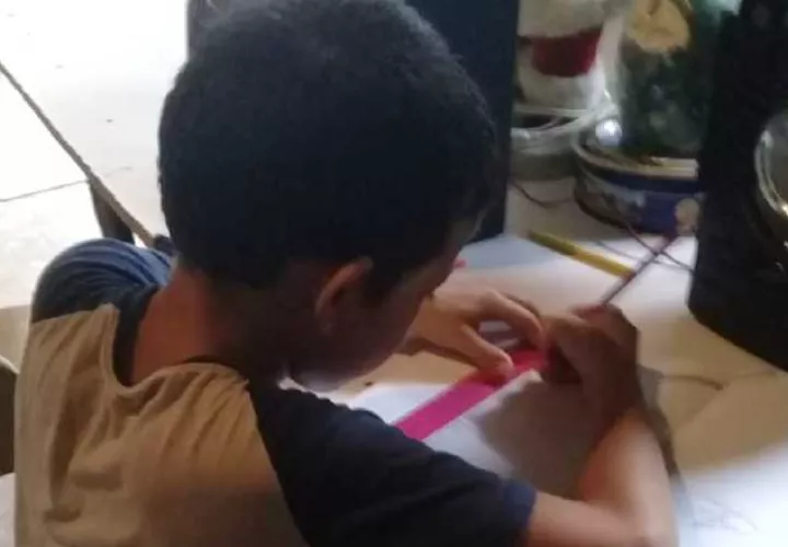 Los estudiantes, tanto de escuelas públicas como privadas, están recibiendo clases por radio desde hace tres días. Archivo.