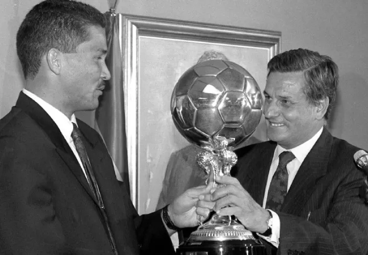 Rommel Fernández (izq.) del Valencia CF recibiendo el Trofeo Efe al mejor futbolista iberoamericano en España. Foto:EFE