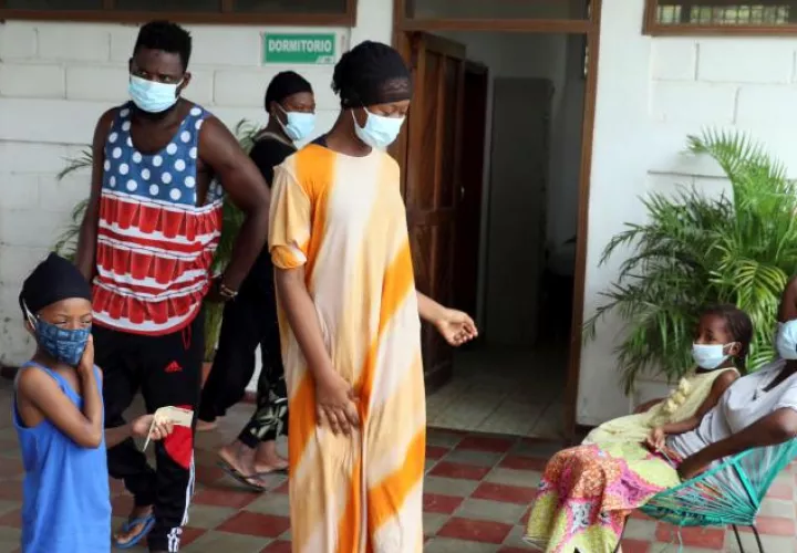 Los migrantes de varios países de África esperan a que se levanten las restricciones por el COVID-19 para seguir su camino al Norte.   