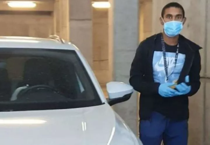 Yoel Bárcenas llegando al  Tartiere para el test del COVID-19. Foto/La Nueva España 