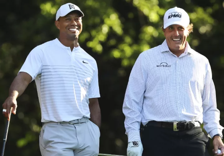 Tiger Woods (izq.) y Phil Mickelson. Foto:AP 