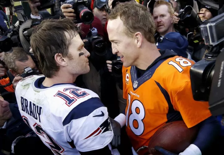 Tom Brady con los Patriotas y Peyton Manning con los Broncos. AP