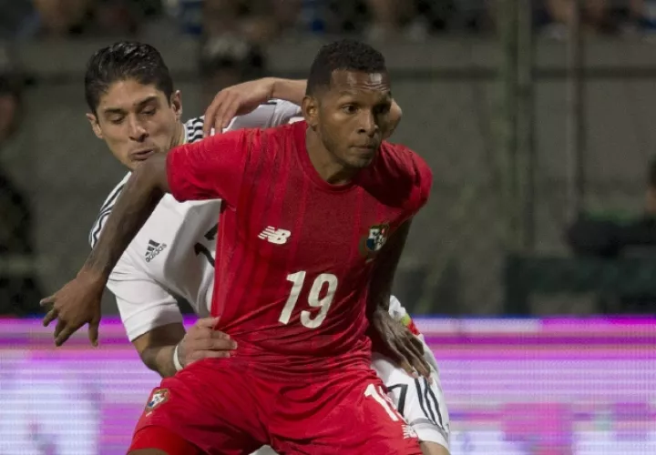 Alberto Quintero controla el balón ante la marca de Javier Guemez de México. Foto:AP