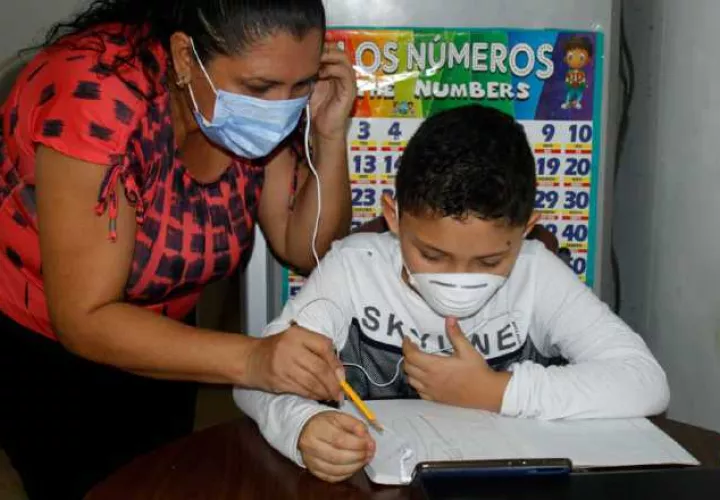 Las clases virtuales solo las están aprovechando, aquellos estudiantes que tienen acceso a la tecnología, dijo López. Archivo.