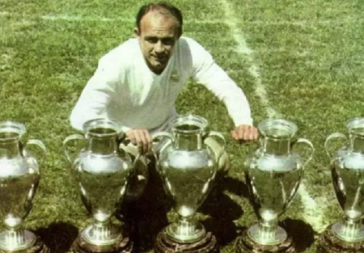 Alfredo Di Stéfano marcó tres goles en la final, para agregar otra copa más a las vitrinas del Real Madrid. Real Madrid