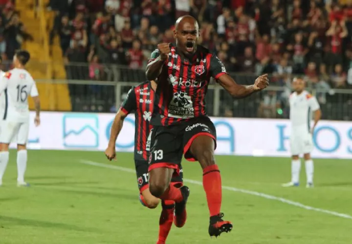Adolfo Machado defensa central de la Liga Alajuelense. Foto:@ldacr