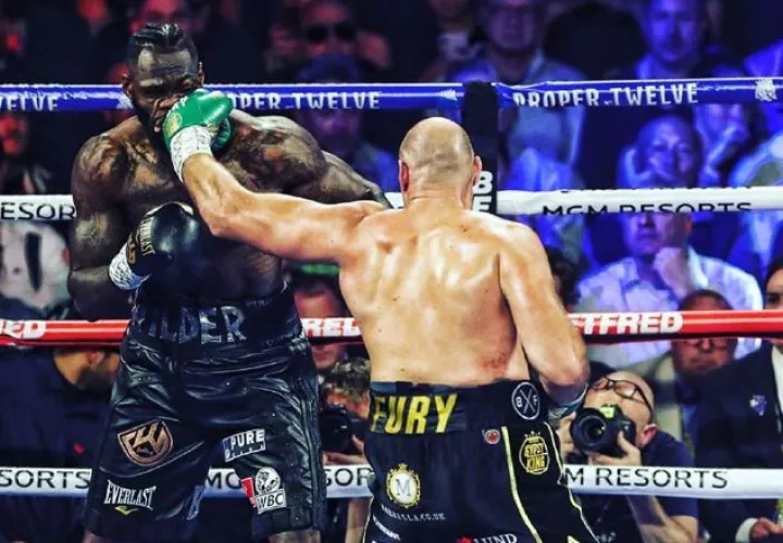 Tyson Fury conecta a Deontay Wilder en pleito titular de los pesados del CMB. Foto:AP