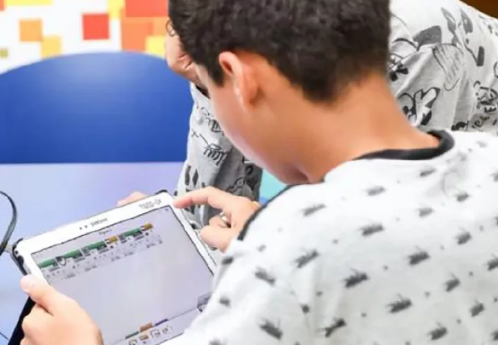 Padres de familia prefieren que el Meduca les brinde a los estudiantes implementos tecnológicos. Archivo. 