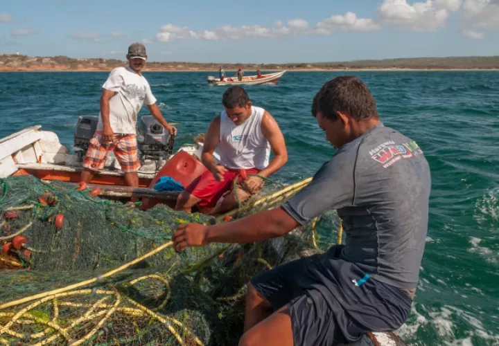 Panamá tiene que luchar con dos mares y un considerable flujo de embarcaciones por sus aguas. 