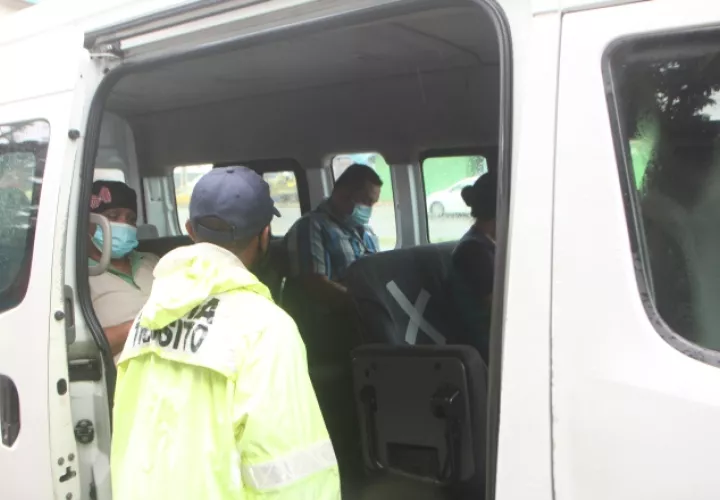 Transportistas tratan de cumplir con las medidas de distanciamiento y con la limpieza de los vehículos. Víctor Arosemena.