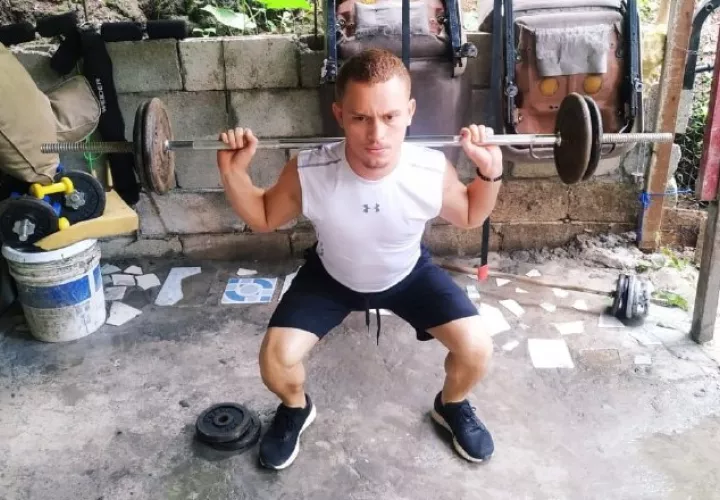 Héctor Cención durante una sesión de entrenamiento en su casa, debido al cuarentena del COVID-19 Foto:EFE