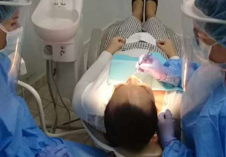 Los odontólogos están también en la primera línea de atención ante el COVID-19. Archivo.
