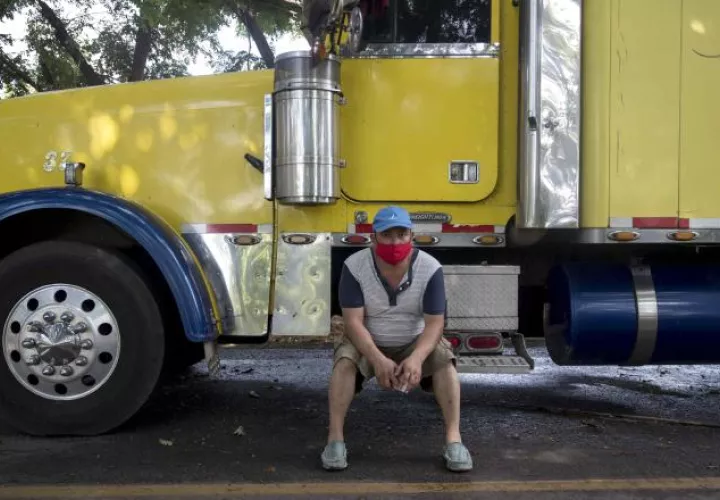 Un transportista, que se encuentra varado en Peñas Blancas en la frontera entre Nicaragua y Costa Rica, toma un descanso. EFE