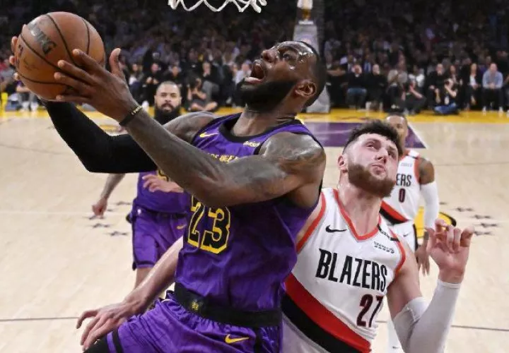 LeBron James de los Lakers. Foto:AP