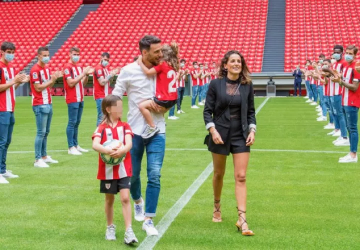Aritz Aduriz y su  familia en la calle de honor que le hace su equipo. Foto:AP