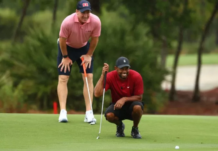 El golfista Tiger Woods y el exmariscal de campo  Peyton Manning. Foto:Twitter:@BleacherReport