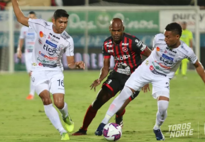 Machado (cent.) contra el equipo de San Carlos. Foto:@Adsancarlos