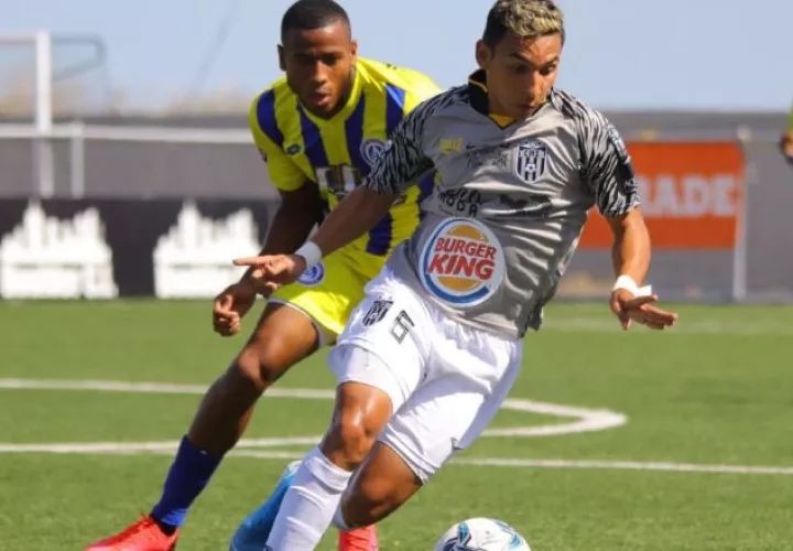 Omar Córdoba del CAI cubre el balón ante Alfredo Stephens de Universitario. Foto:@CAIPanama