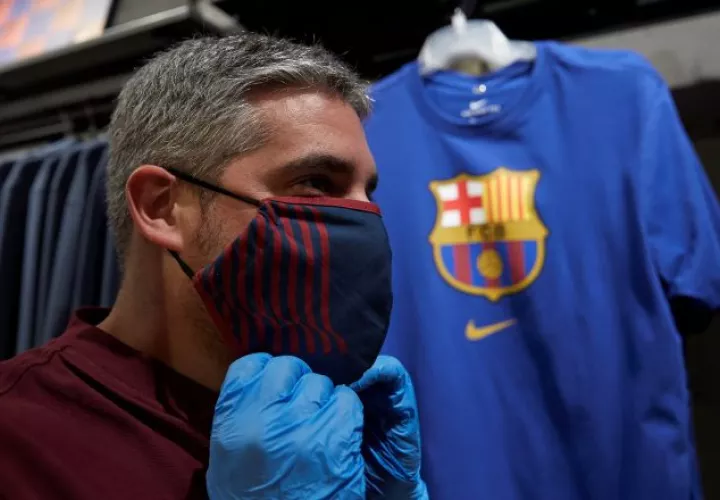 El Barcelona ha empezado a comercializar sus primeras mascarillas protectoras. Foto:EFE