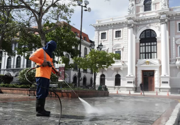 Las autoridades de Salud mantendrán los controles de salubridad en todos los puntos del país. AP