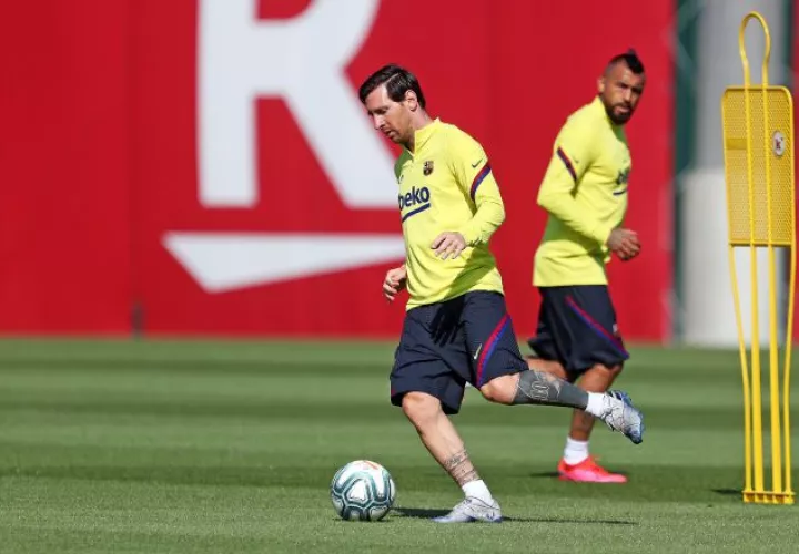 Lionel Messi durante los entrenamientos del Barcelona. Foto:AP