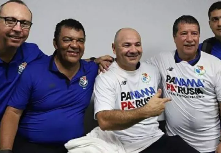 Édgar 'Pánzer' Carvajal,  'El Bolillo' Gómez (centro) y el cuerpo técnico que llevó a Panamá al mundial de Rusia 2018. Foto: @Fepafut
