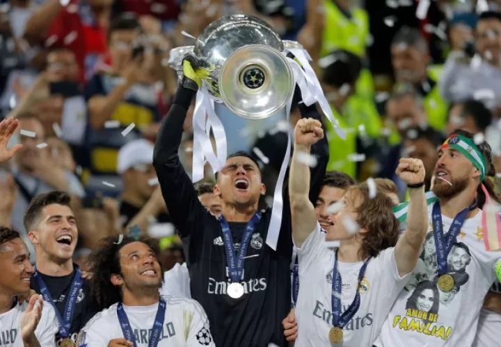 Jugadores del Real Madrid festejan la undécima orejona. Foto: AP