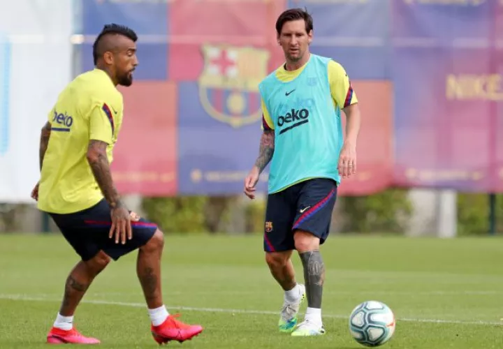 Vidal y Messi en los entrenamientos. Foto:AP