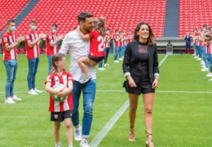 Aritz Aduriz y su  familia en la calle de honor que le hace su equipo. Foto:AP