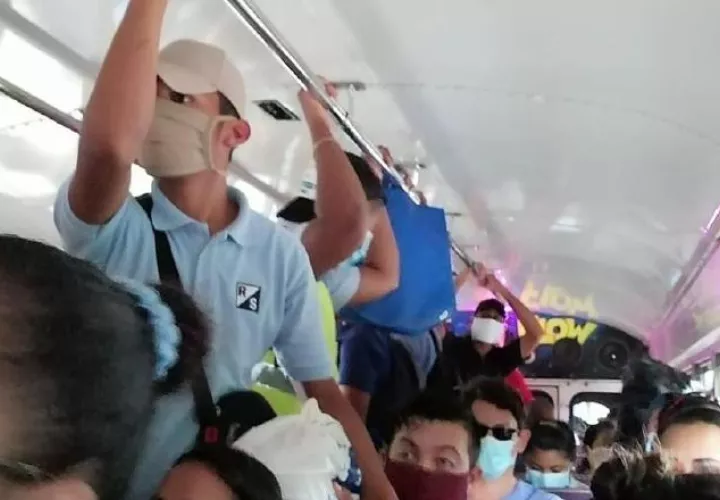 En redes sociales se denunció que en algunos buses no se cumplieron las normas sanitarias contra el COVID-19.  Foto de redes sociales. 