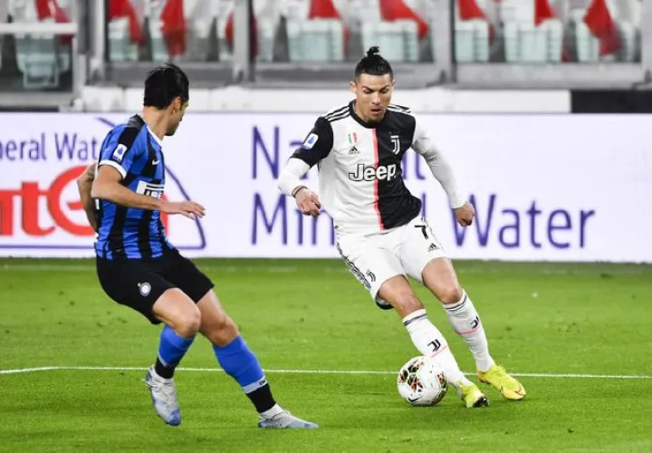 Ronaldo (izq.) de la Juventus. Foto:AP